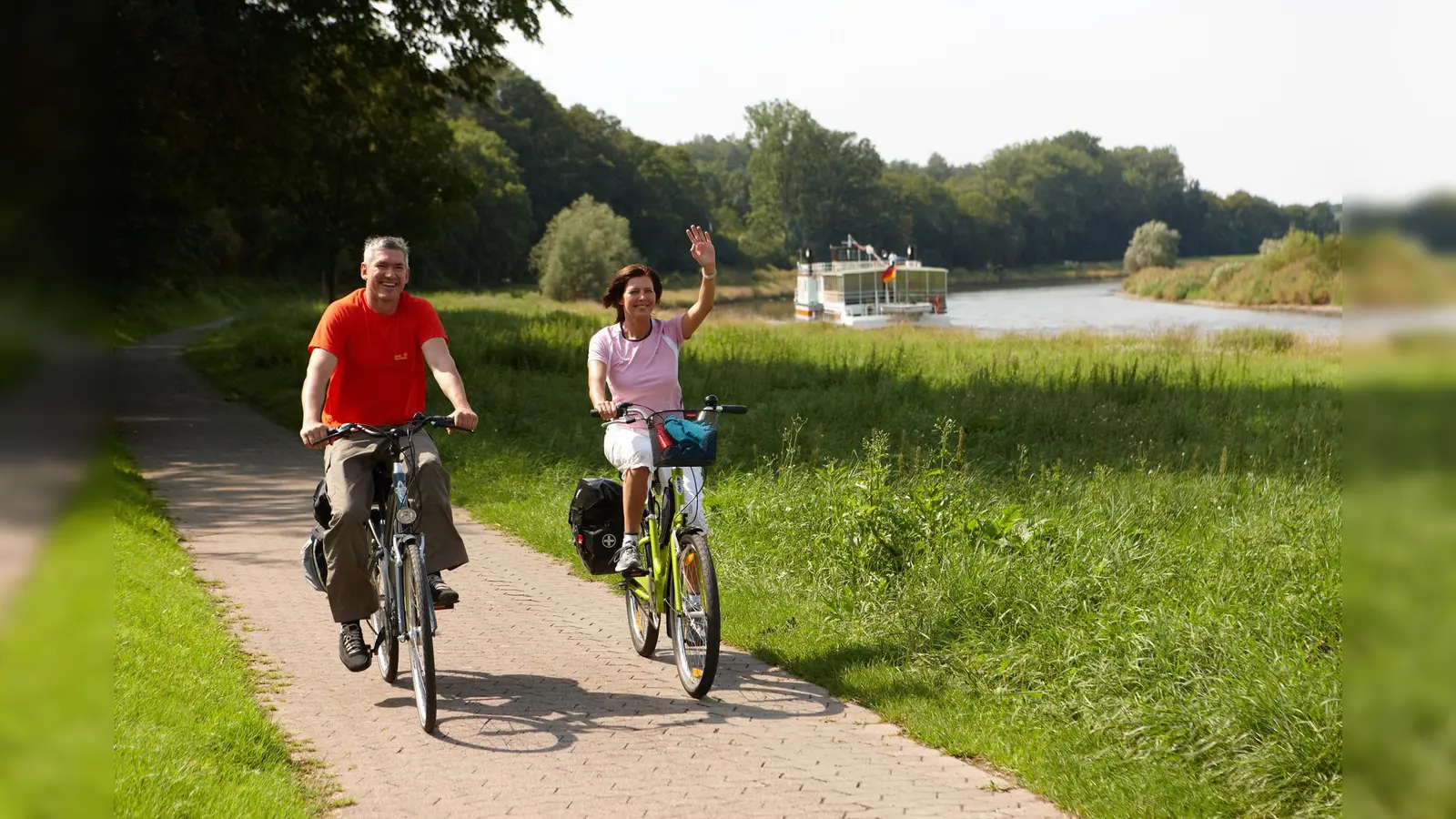 Radfahrer unterwegs auf dem beliebten Weser-Radweg. (Foto: Weserbergland Tourismus e.V.)