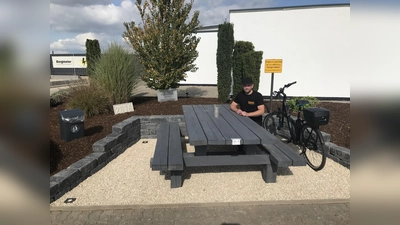 Diesen schönen Rastplatz mit Steckdose für Pedelecs und E-Bikes präsentiert hier Firmenchef Philipp Borgmeier. Im Borgentreicher Industriegebiet„Am Spiegelberg“ lädt er an der B 241/Abzweig zum Industriegebiet Natzungen zum Verweilen und „Auftanken“ ein.  (Foto: privat)