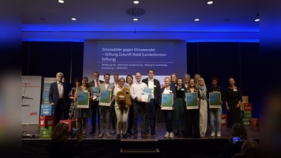 Der stellvertretende Schulleiter des Gymnasiums St. Xaver Dr. Burkhard Sievers (4. v. links) sowie MINT-Koordinator Benedikt Speer (6. v. links) nahmen zusammen mit anderen Institutionen die Ehrung entgegen. (Foto: privat)