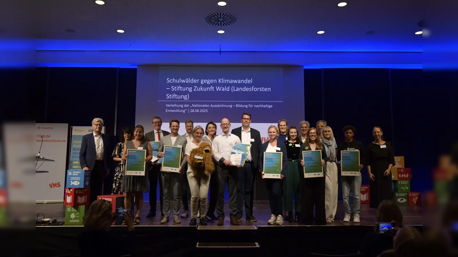 Der stellvertretende Schulleiter des Gymnasiums St. Xaver Dr. Burkhard Sievers (4. v. links) sowie MINT-Koordinator Benedikt Speer (6. v. links) nahmen zusammen mit anderen Institutionen die Ehrung entgegen. (Foto: privat)