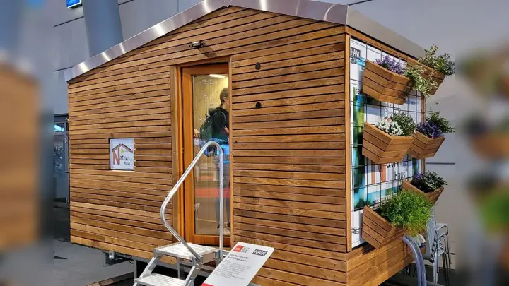 Auf der Landesgartenschau zeigt die HAWK das „NativPlus“-Modellhaus – ein Wohnhauskonzept, das aus natürlichen und nachhaltigen Materialien besteht und über zusätzliche energieeffiziente Technologien verfügt. (Foto: HAWK)