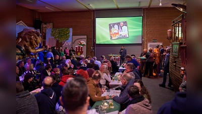 Knapp 222 Teilnehmerinnen und Teilnehmer des Steinheimer Rosenmontagszuges fanden sich zum traditionellen Kommers der StKG in der Karnevalshalle ein. (Foto: privat)