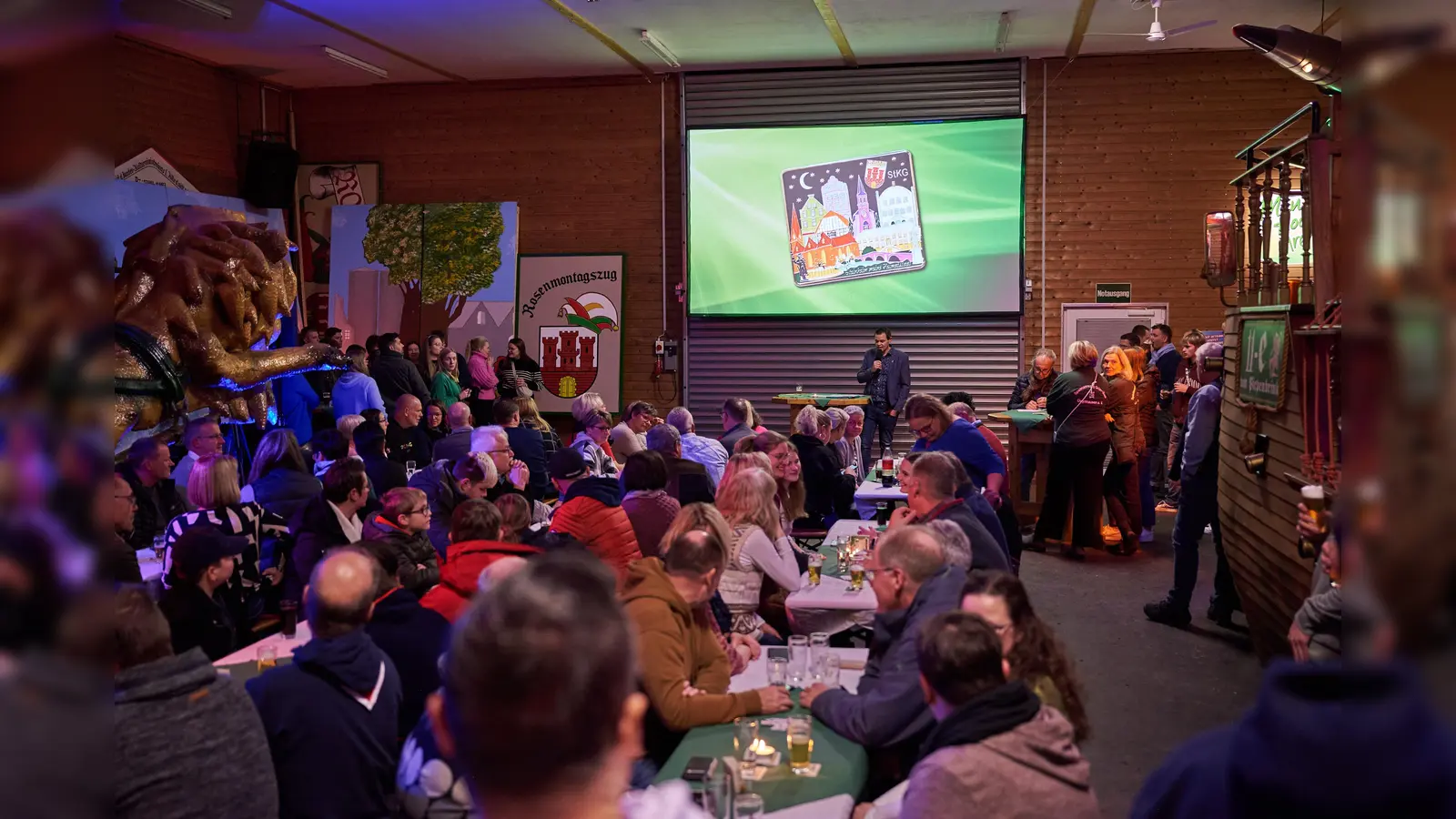 Knapp 222 Teilnehmerinnen und Teilnehmer des Steinheimer Rosenmontagszuges fanden sich zum traditionellen Kommers der StKG in der Karnevalshalle ein. (Foto: privat)