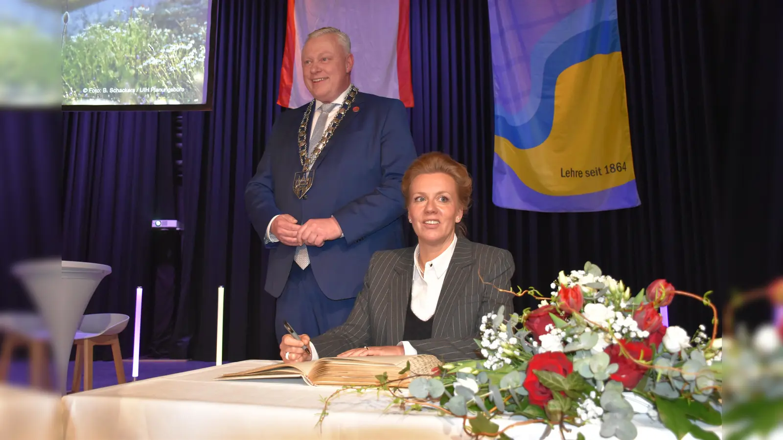 Ministerin Ina Brandes trägt sich ins Goldene Buch der Stadt Höxter ein.  (Foto: Barbara Siebrecht)
