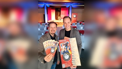 Simon Hillebrand (links) und Stefan Marx (rechts) stellen im „Resi“ in Höxter den neuen Spielplan 2026 des Zimmertheaters vor. (Foto: privat)
