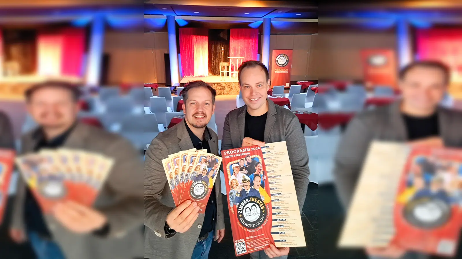 Simon Hillebrand (links) und Stefan Marx (rechts) stellen im „Resi“ in Höxter den neuen Spielplan 2026 des Zimmertheaters vor. (Foto: privat)