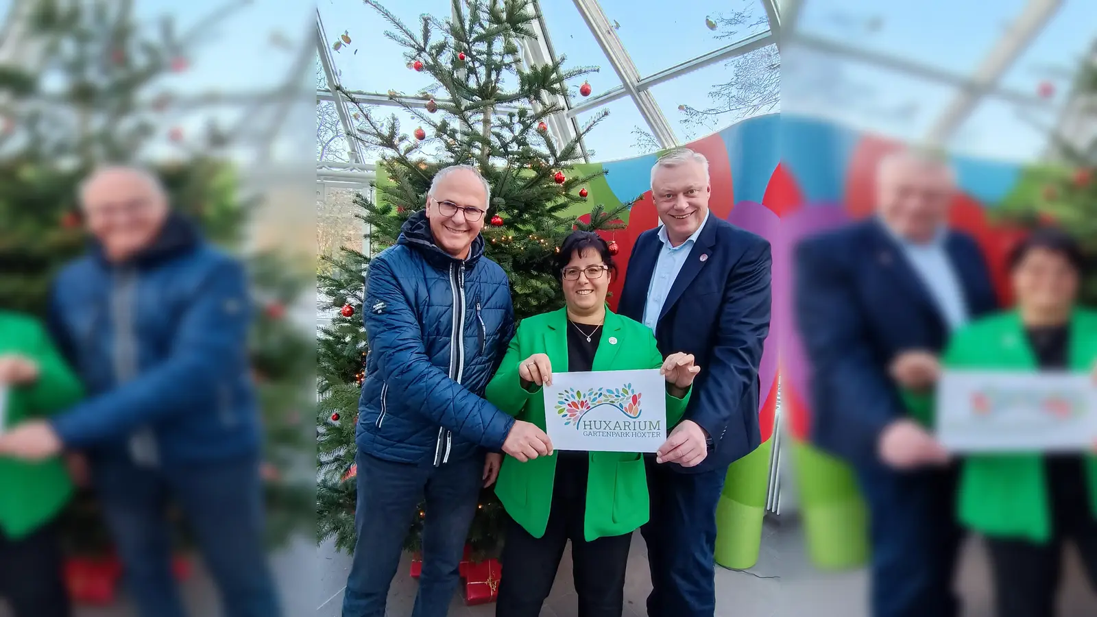 Eine Dauerkarte für das Huxarium als Weihnachtsgeschenk: Dafür werben Thomas Schöning (Förderverein), Claudia Koch (Geschäftsführerin) und Daniel Hartmann (Bürgermeister). (Foto: Huxarium Gartenpark Höxter/Manuela Puls)