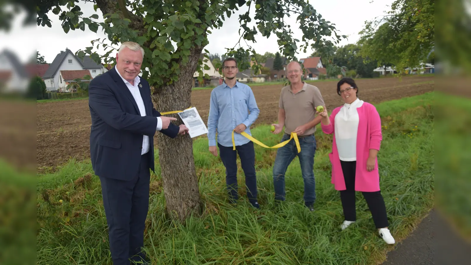 Wie hier entlang des Wellenweges in Albaxen werden zahlreiche Bäume markiert. (v.l.) Bürgermeister Daniel Hartmann, Auszubildender Leon Diedrich, Johannes Pamme (Leiter der Stadtgärtnerei) und Baudezernentin Claudia Koch. (Foto: Stadt Höxter)
