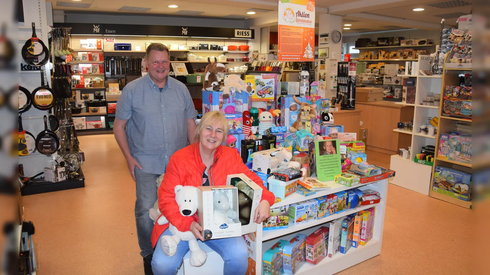 Im Spielwarengeschäft Larusch nimmt die Aktion stets ihren Anfang: Geschäftsführer Dietmar Larusch und „Löwenmama” Susanne Saage mit dem ersten Gabentisch. (Foto: Marc Otto)