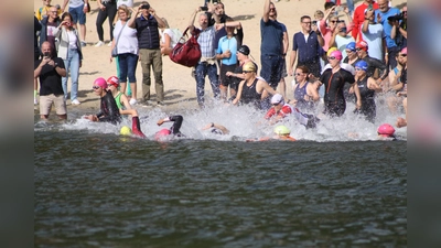 Hinein ins Wasser: Die Frauen begaben sich auf die Schwimm-Distanz von 500 Metern. (Foto: Jürgen Drüke/Kreis Höxter)