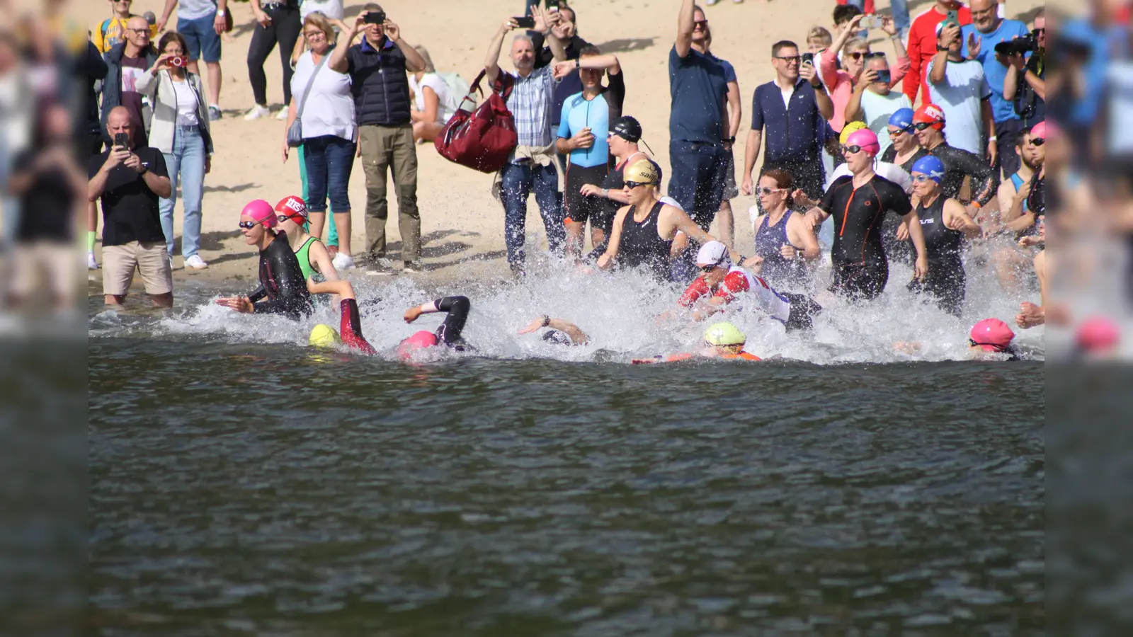 Hinein ins Wasser: Die Frauen begaben sich auf die Schwimm-Distanz von 500 Metern. (Foto: Jürgen Drüke/Kreis Höxter)
