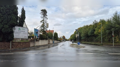 Die Kreisstraße 50 (Am Bahndamm) in Brakel wird in den kommenden Jahren umfassend saniert und umgestaltet. Das Bild zeigt die Kreuzung der Kreisstraße 50 (Am Bahndamm) mit der Warburger Straße in Brakel. (Foto: Kreis Höxter)