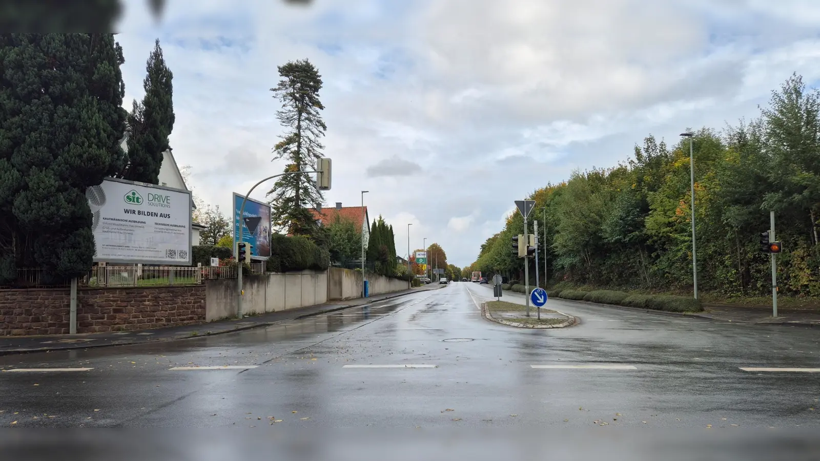 Die Kreisstraße 50 (Am Bahndamm) in Brakel wird in den kommenden Jahren umfassend saniert und umgestaltet. Das Bild zeigt die Kreuzung der Kreisstraße 50 (Am Bahndamm) mit der Warburger Straße in Brakel. (Foto: Kreis Höxter)