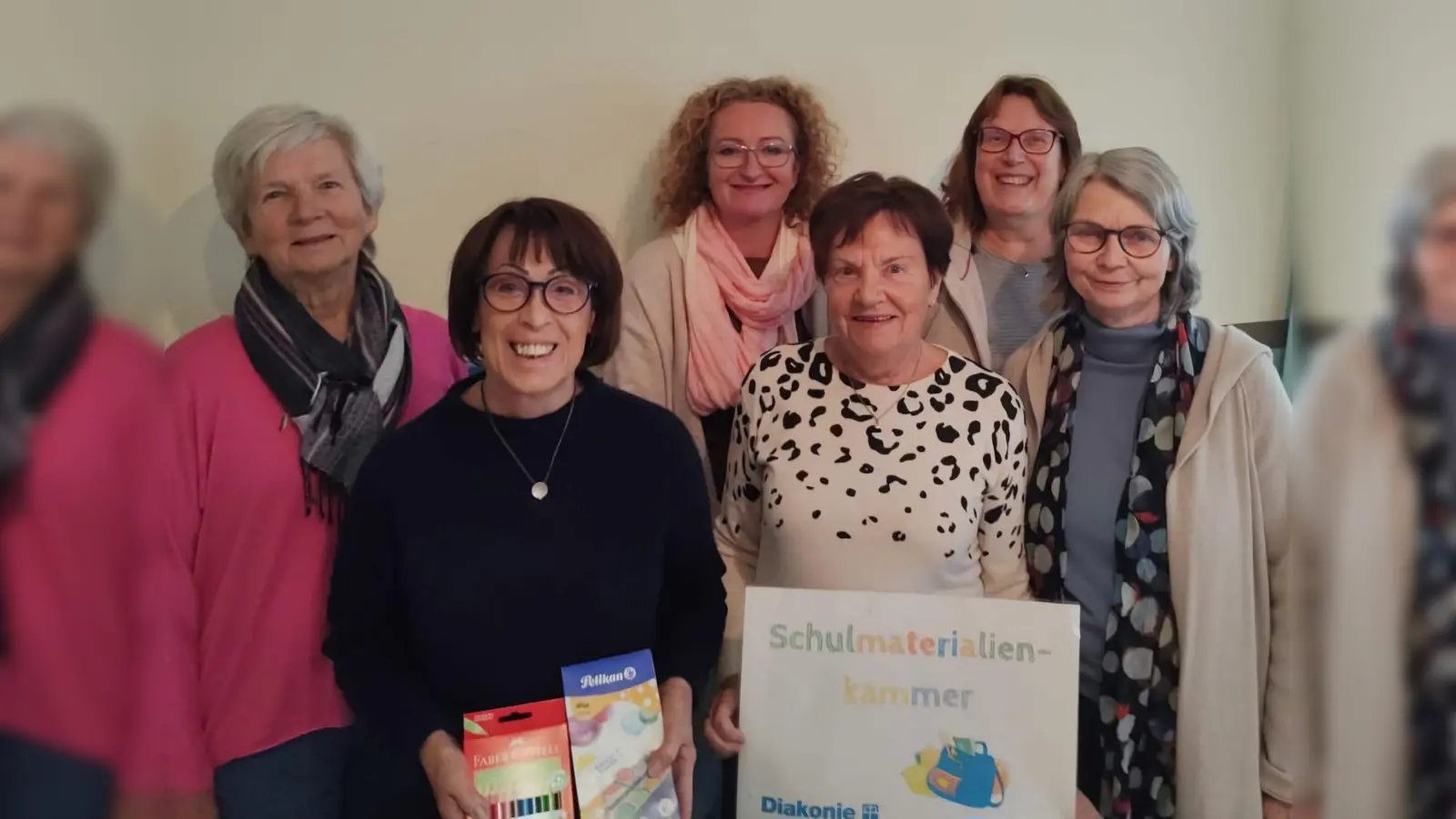 Bitten um Spenden für die Schulmaterialienkammer (v.l.): Monika Lange, Uta Lechner, Agnes Pryczko, Sieglinde Bach, Eva Kirchhoff und Brigitta Kirchhoff. Es fehlen: Heidrun Larusch-Gettings, Wiebke Robitzsch und Elisabeth Schurig. (Foto: Diakonie Paderborn-Höxter e.V.)