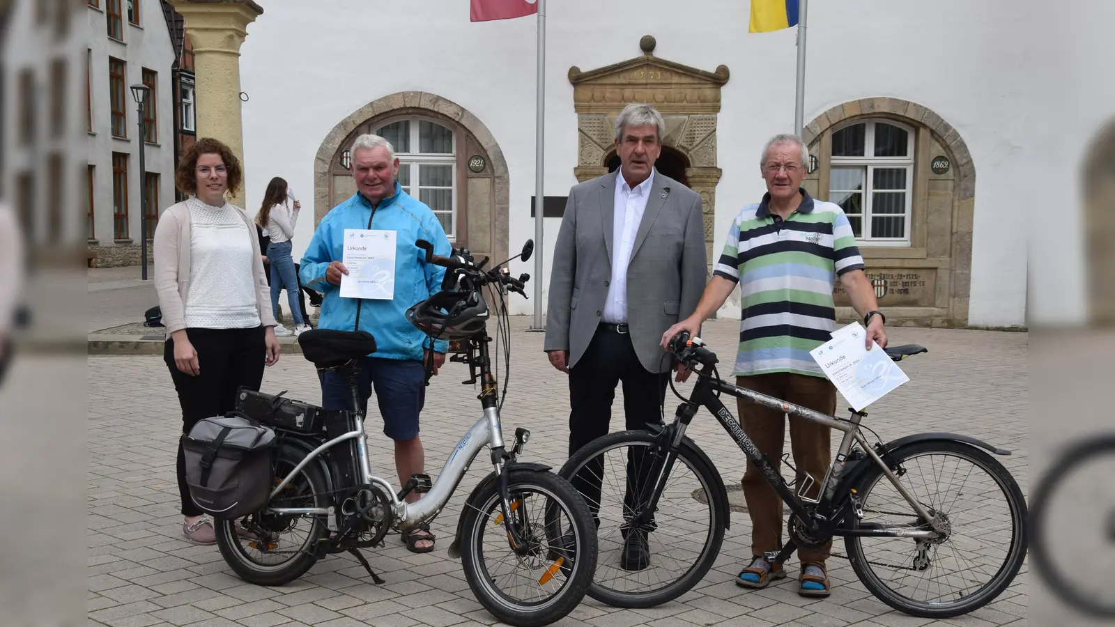 Zeigten sich begeistert über die Resonanz des Stadtradelns (v.l.): Klimaschutzmanagerin Katharina Koßmann, Berthold Mikus, Bürgermeister Hermann Temme und Adalbert Grüner vom Team Non-Stop-Ultra. (Foto: Otto)