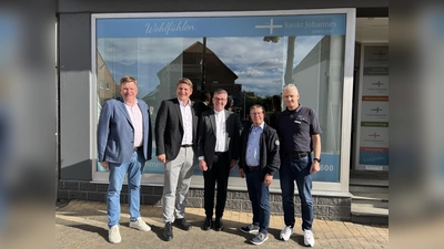 V.l.: Thomas Berens (Geschäftsführer Sankt Johannes Warburg gGmbH), Nicolas Aisch (Bürgermeister Stadt Borgentreich), Frank Schubert (Diakon i.A. Ev. Kirchengemeinde Altkreis Warburg), Werner Dürdoth (Ortsvorsteher Borgentreich) und Ludger Bramhoff (Pflegedienstleiter Sankt Johannes ambulant). (Foto: privat)