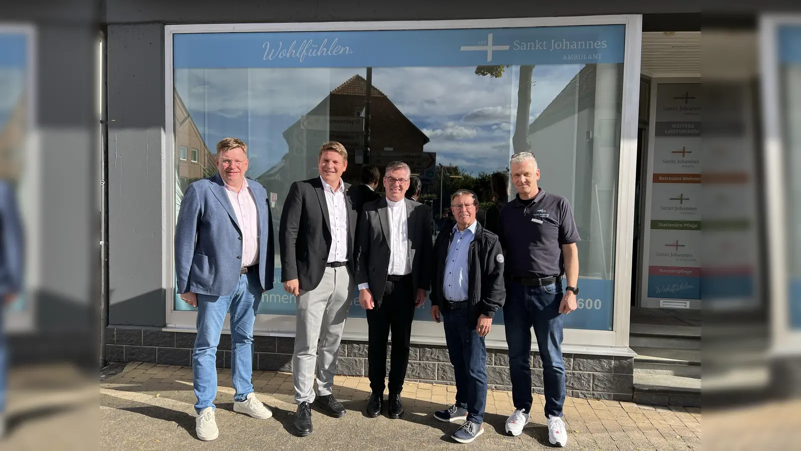V.l.: Thomas Berens (Geschäftsführer Sankt Johannes Warburg gGmbH), Nicolas Aisch (Bürgermeister Stadt Borgentreich), Frank Schubert (Diakon i.A. Ev. Kirchengemeinde Altkreis Warburg), Werner Dürdoth (Ortsvorsteher Borgentreich) und Ludger Bramhoff (Pflegedienstleiter Sankt Johannes ambulant). (Foto: privat)