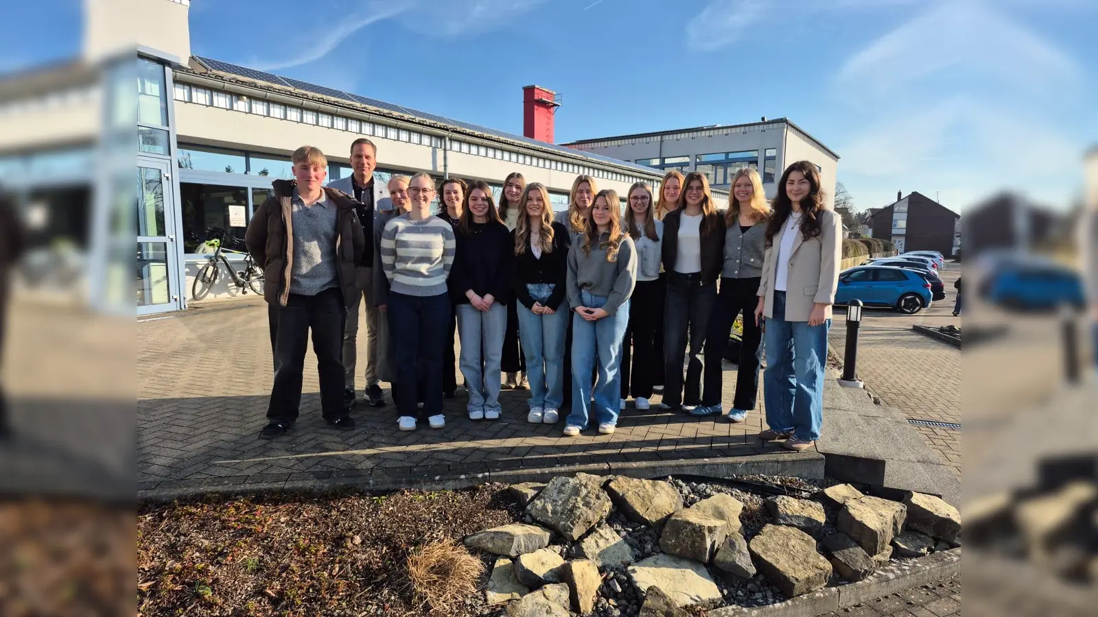 Erste Reihe v.l.: Leandro-Emilio Kröger, Charlotte Schmallenbach, Madita Jürgens, Lina Marie Vandieken, Josielynn Seidel (Gewinnerteam).<br>zweite Reihe v.l. Michael Urhahen (Schulleiter), Leni Müller, Lenja Dahlheimer, Hannah Vogt, Emma Holdreich (Gewinnerteam), Leonie Welling (Gewinnerteam), Mailin Schoppmeier (hinten), Lioba Böhner (Gewinnerteam), Finja Hake (Gewinnerteam), Jana Löhr (Leistungskurs Erziehungswissenschaften Lehrerin). (Foto: privat)