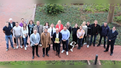Das gesamte Team des KK1 und zahlreiche Vorgesetzte begleiteten die Verabschiedungsfeier. (Foto: Kreispolizeibehörde Höxter)