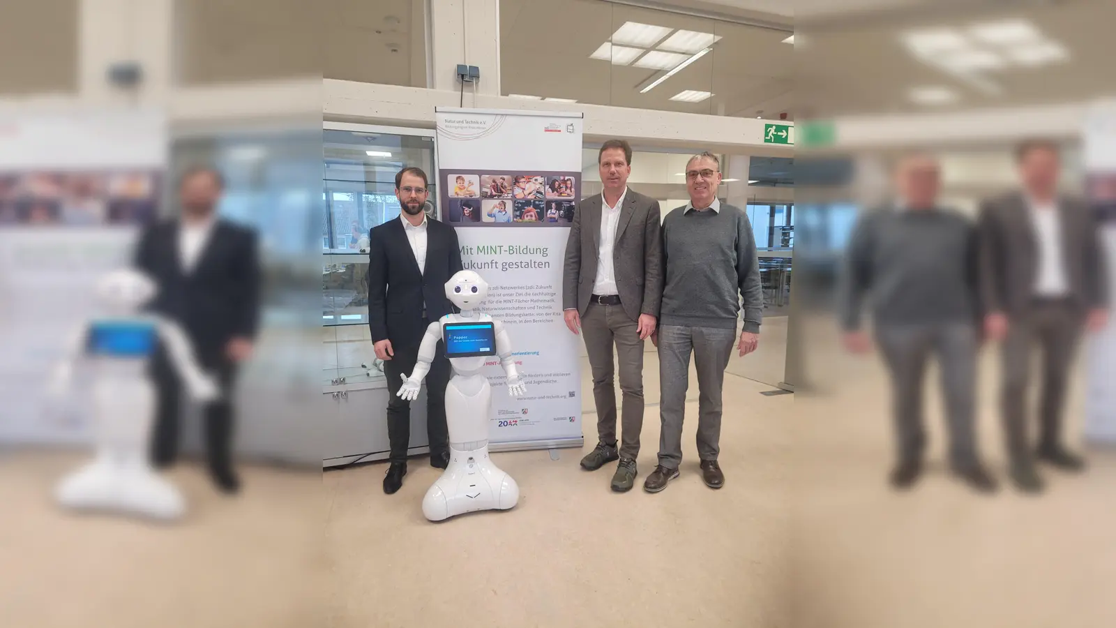 Sie laden zum MINT.Erlebnistag ein: Nils Dorn (v.l.), Vorsitzender des Vereins Natur und Technik, Schulleiter Michael Urhahne und Peter Gronemeyer vom Organisationsteam des Vereins Natur und Technik freuen sich auf zahlreiche Besucherinnen und Besucher. (Foto: Kreis Höxter)