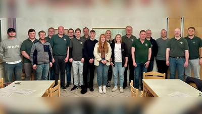 Der Bezirksjungschützenrat bereitet den Diözesanjungschützentag im Juni in Natzungen vor. An der Tagung in Manrode nahmen teil (v.l.) Fabian Krolpfeifer, Ricus Dewenter, Dominik Wübbeke, Robin Meyer, Bezirksjungschützenmeister Christian Milleg, Stefan Gelhaus, Lukas Hake, Marc Rustemeier, Bezirksschülerprinz Leonidas Hoppe, Ronja Cajka, Anna-Lena Cajka, Anna-Lena Hengst, Bezirksbundesmeister Matthias Gockeln, Patrick Ide, Daniel Fromme, Moritz Kuschel, Tobias Hake und Manuel Gockeln. (Foto: Bezirksjungschützenrat Warburg / privat)