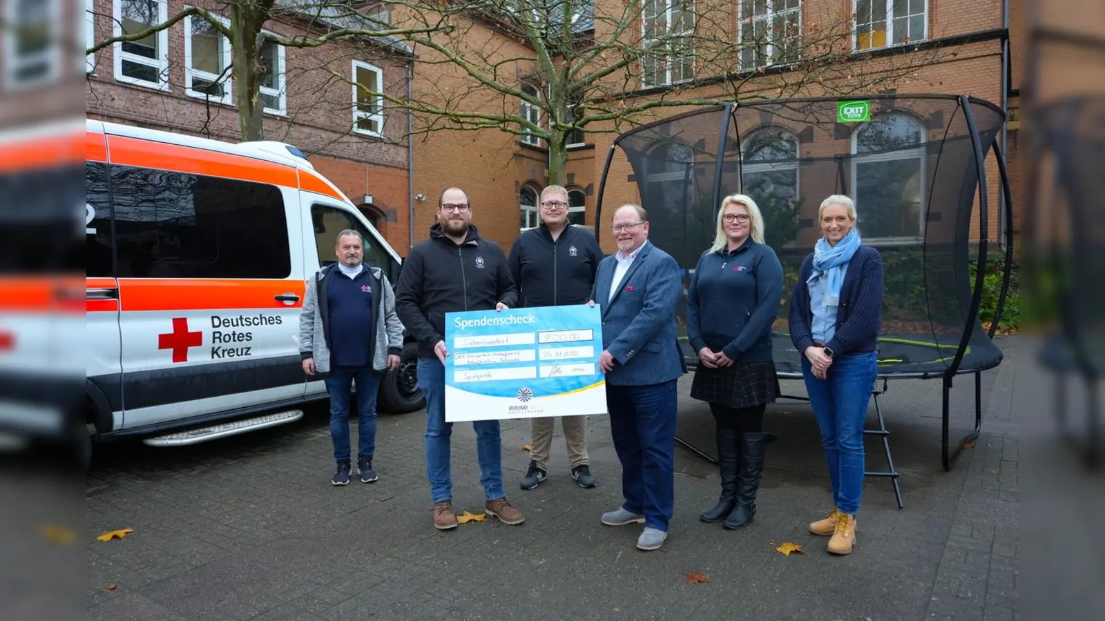 Überreichung des Spendenschecks. (Foto: privat)