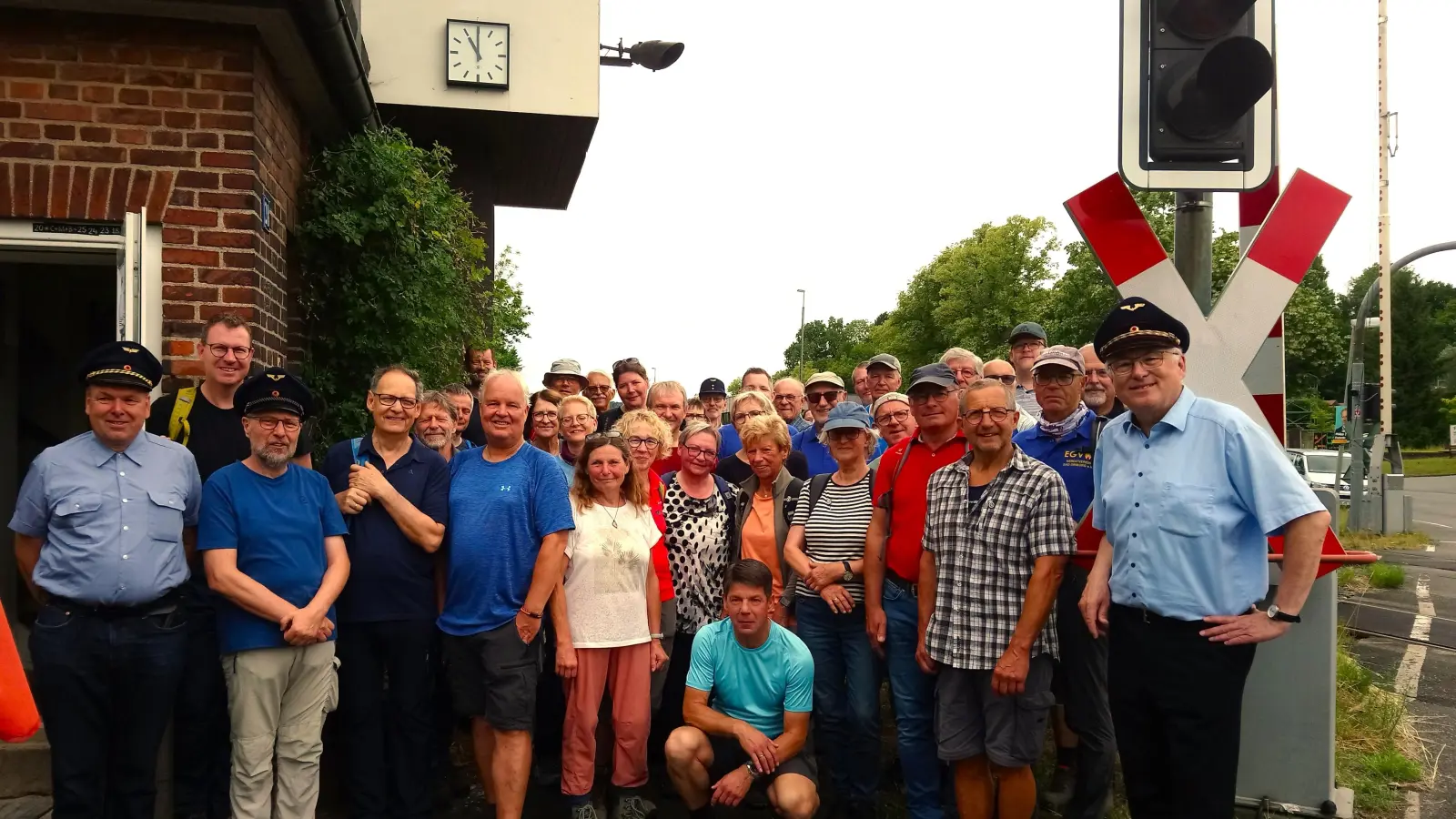 Wanderung zum Jubiläum „100 Jahre Sachsenring und Sachsenklause“ – Rast der Gruppe mit Eelco (5. v. l.) am Historischen Stellwerk Bad Driburg Do. (Foto: Doris Dietrich)