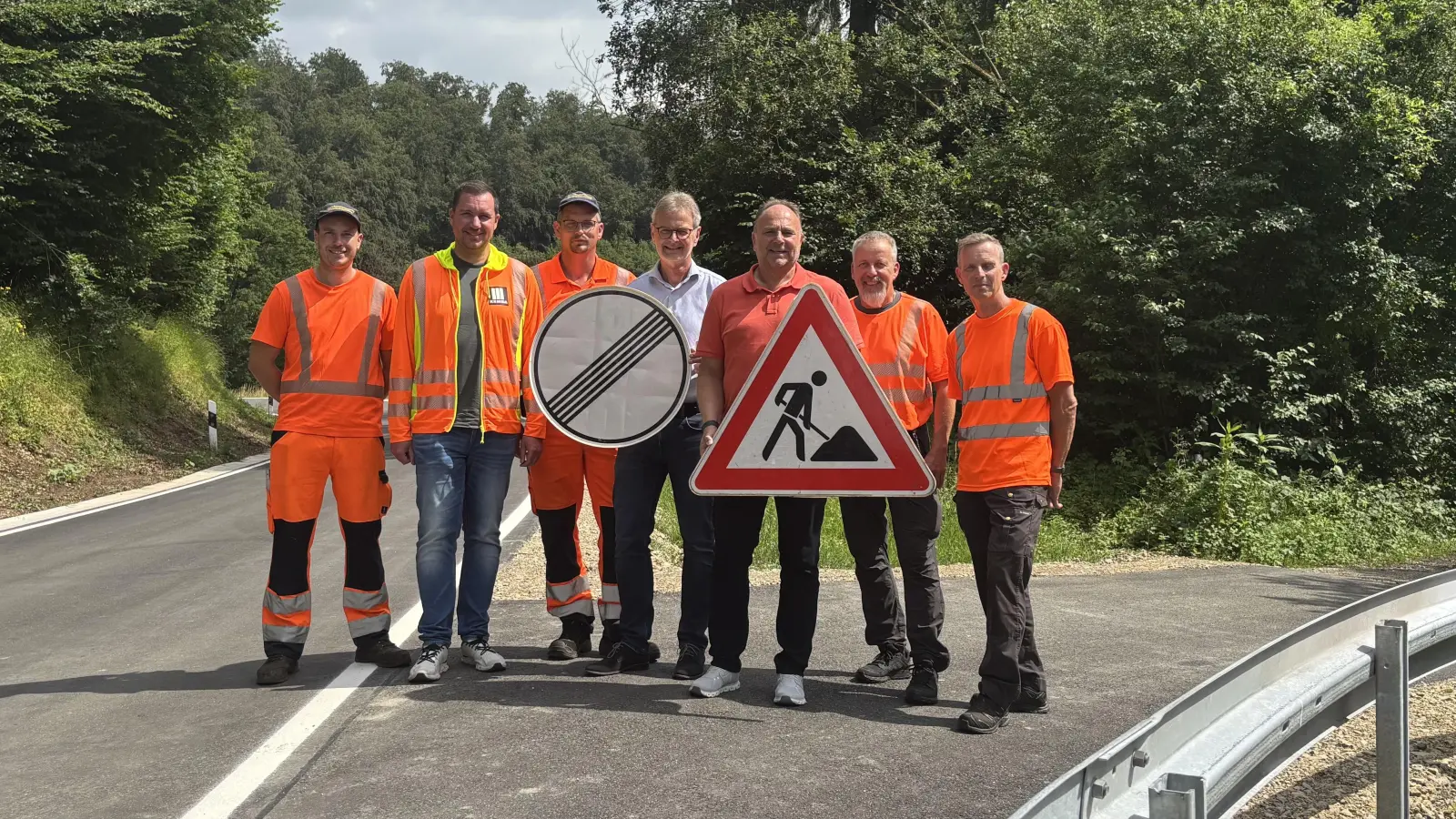 Auf der neuen Kreisstraße 11 in der Nähe des Abzweiges nach Ottenstein (v.l.): Bauwart Jan Kammel, Sven Hahn von der Kemna Bau (2.v.l.), Bauwart Marco Eikhoff, Kreisbaurat Ralf Buberti, Landrat Michael Schünemann, Jürgen Twele (Leiter Straßenmeisterei) und Jens Caninenberg (Ingenieur Straßenmeisterei Holzminden).  (Foto: Landkreis Holzminden)