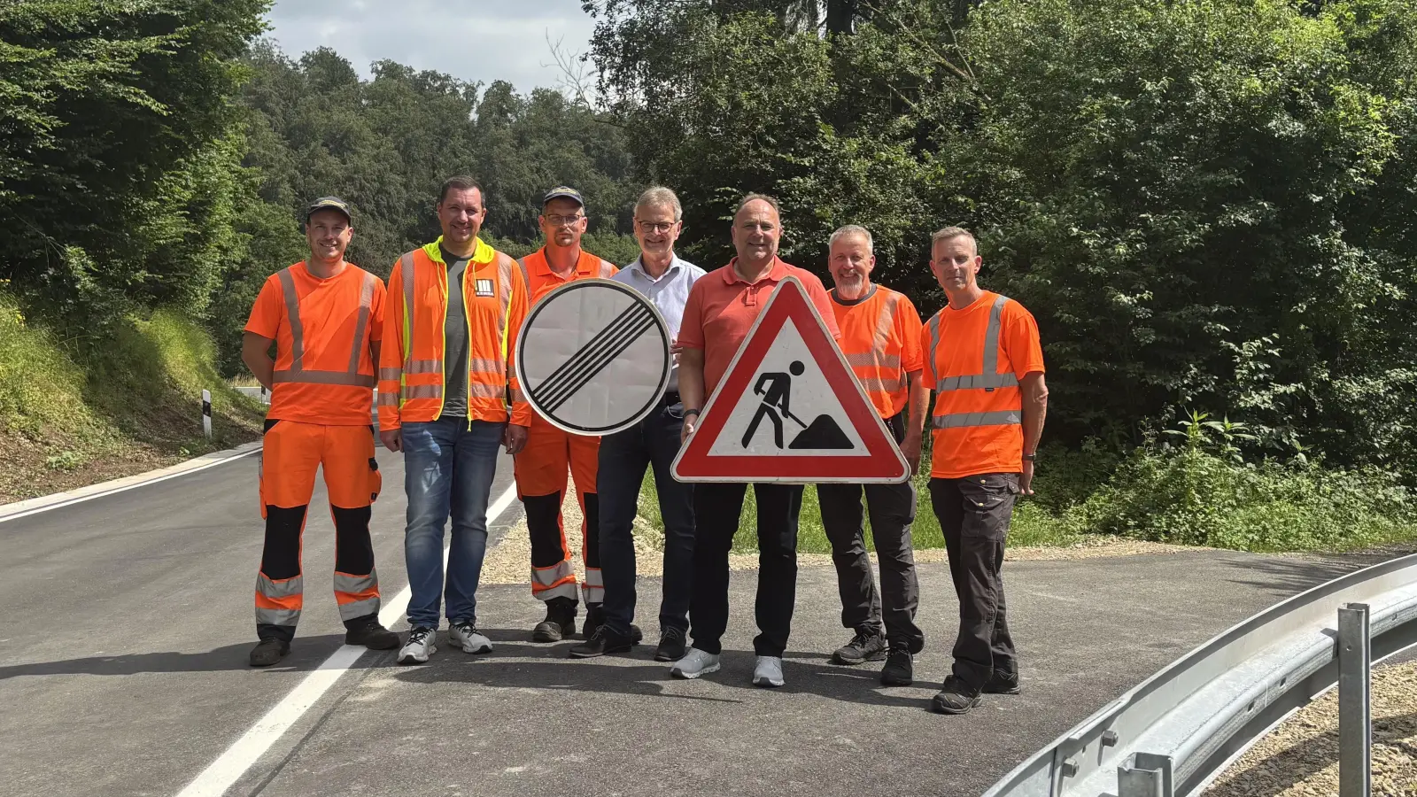 Auf der neuen Kreisstraße 11 in der Nähe des Abzweiges nach Ottenstein (v.l.): Bauwart Jan Kammel, Sven Hahn von der Kemna Bau (2.v.l.), Bauwart Marco Eikhoff, Kreisbaurat Ralf Buberti, Landrat Michael Schünemann, Jürgen Twele (Leiter Straßenmeisterei) und Jens Caninenberg (Ingenieur Straßenmeisterei Holzminden).  (Foto: Landkreis Holzminden)