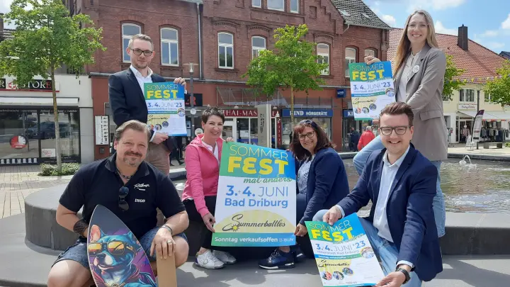 V.l.: Ingo Thiele (Veranstalter Summerbattles), Sebastian Evers (Sparkasse in Bad Driburg), Heike Rüther-Tietze (Vereinigte Volksbank), Suzan Ochmann (Bad Driburger Naturparkquellen), Daniel Winkler (Bad Driburger Touristik) und Eva Goeken (Goeken backen). (Foto: privat)