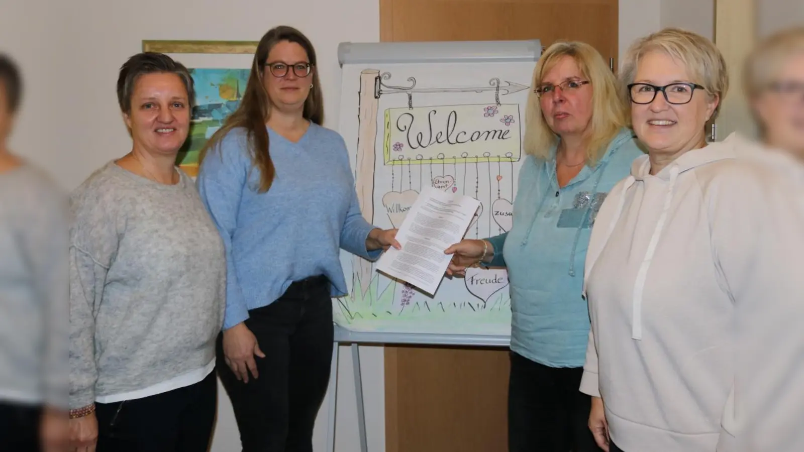Sandra Kluge, Bildungsreferentin der kefb und Astrid Fichtner-Wienhues, stellv. Leitung der kefb Ostwestfalen übergeben die Kooperationsvereinbarung an Silvia Drüke, Leitung des Ambulanten Hospiz- und Palliativ-Beratungsdienstes, und Silke Antemann, stellv. Leitung des Ambulanten Hospiz- und Palliativ-Beratungsdienstes. (Foto: privat)