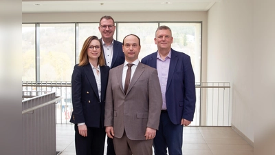 Begrüßen den neuen Chefarzt für die Klinik für Allgemein-, Viszeral- und minimal-invasive Chirurgie am St. Ansgar Krankenhaus der KHWE (v.l.): Juliane Gierke (Standortleitung), Marcel Giefers (Verwaltungsratsvorsitzender), Prof. Dr. Sameer Dhayat und KHWE-Geschäftsführer Christian Jostes. (Foto: KHWE)