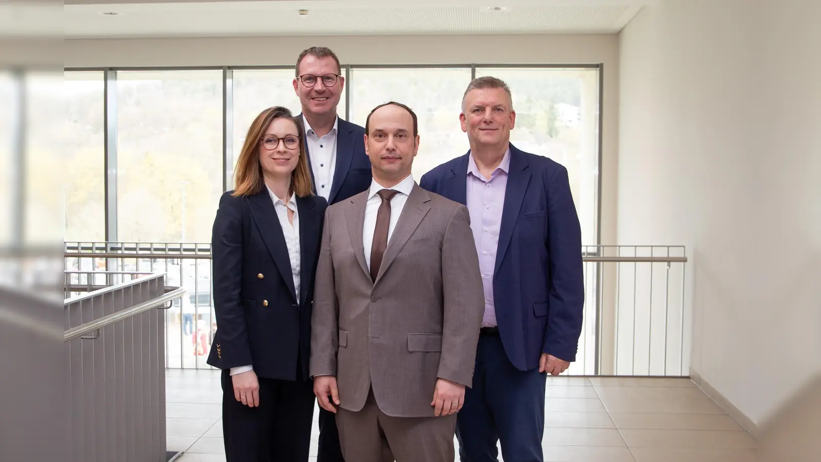 Begrüßen den neuen Chefarzt für die Klinik für Allgemein-, Viszeral- und minimal-invasive Chirurgie am St. Ansgar Krankenhaus der KHWE (v.l.): Juliane Gierke (Standortleitung), Marcel Giefers (Verwaltungsratsvorsitzender), Prof. Dr. Sameer Dhayat und KHWE-Geschäftsführer Christian Jostes. (Foto: KHWE)