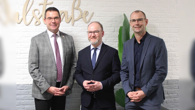 Steinheims Bürgermeister Carsten Torke (v.l.), der ausscheidende Schulleiter Marko Harazim und LRSD Dr. Andreas Müller, Schuldezernent für die Gymnasien des Kreises Höxter bei der Bezirksregierung Detmold. (Foto: Städtisches Gymnasium Steinheim)