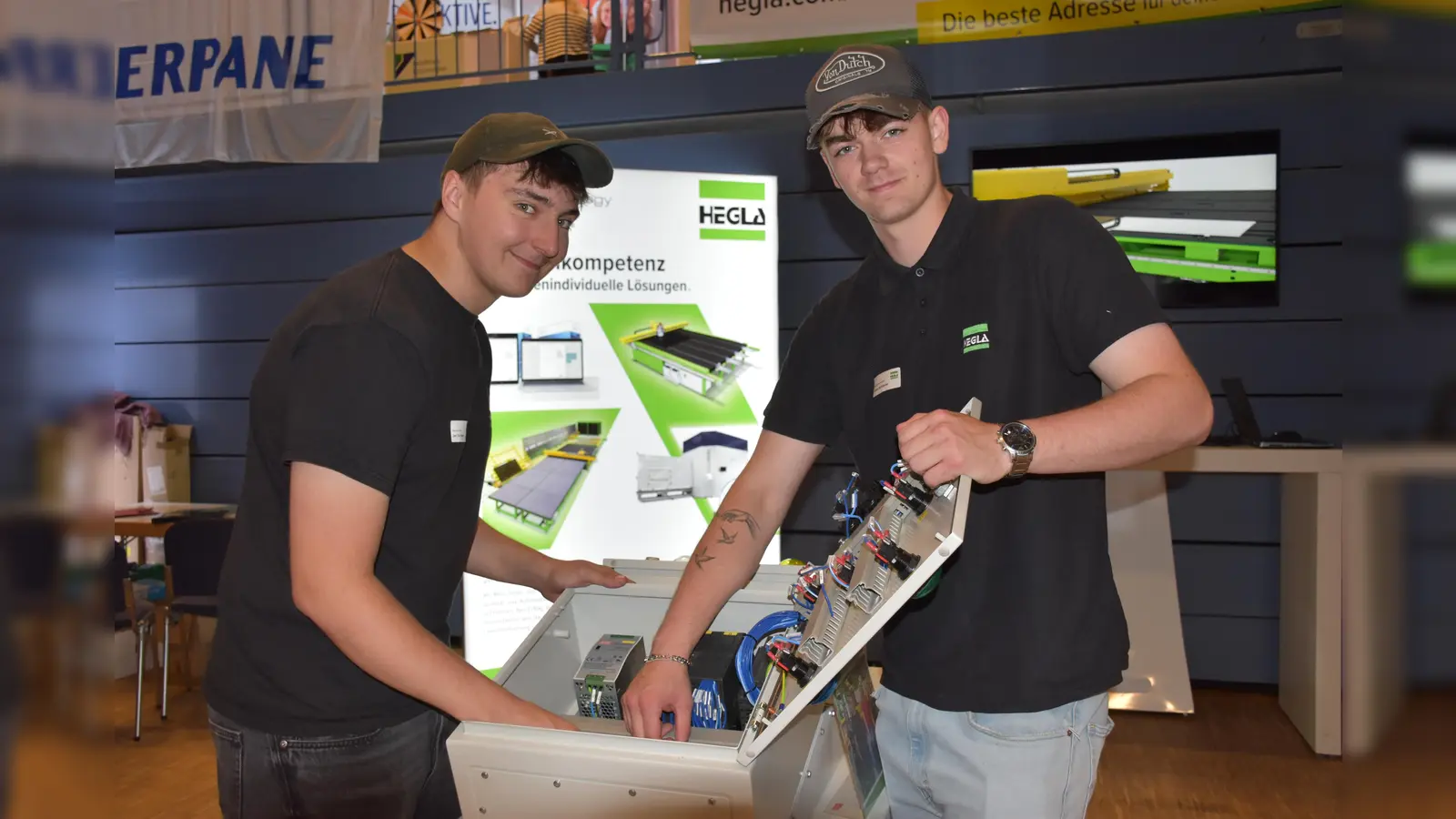 Jan Ole Krahn und Jonas Schübeler zeigten am Stand von HEGLA das Azubiprojekt, ein Spiel mit leuchtenden Schaltern, das die Auszubildenden für den Stand selbst entworfen und gebaut hatten.  (Foto: Barbara Siebrecht)