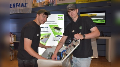 Jan Ole Krahn und Jonas Schübeler zeigten am Stand von HEGLA das Azubiprojekt, ein Spiel mit leuchtenden Schaltern, das die Auszubildenden für den Stand selbst entworfen und gebaut hatten.  (Foto: Barbara Siebrecht)