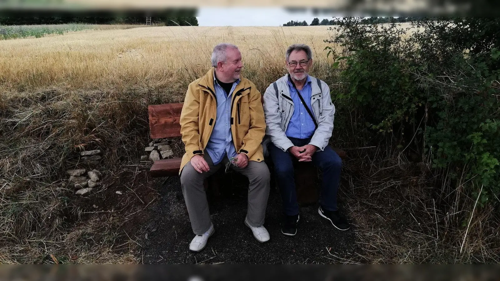 Peter Klimmek (HVV) und Peter Schmitz (l.) genießen den Ausblick über das Nethetal. (Foto: Foto: HVV Beverungen)