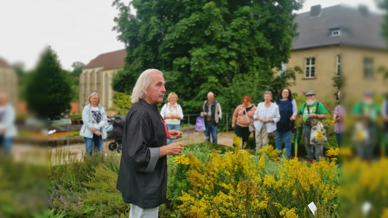 Viele kennen ihn von seinen Besuchen am Kloster Dalheim: Bruder Gerhard Seidler aus Ebenweiler bietet insgesamt acht Führungen im Apothekergarten der Landesgartenschau Höxter an. (Foto: LGS Höxter/Sabine Mirbach)