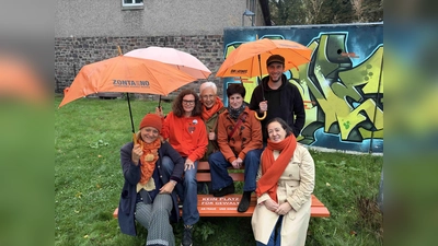  Freuen sich über die orangene Bank vor dem Juzi: Zonta-Mitglieder Leonore von Falkenhausen, Annette Finkeldei, Ana Maria Castro de Linzner, Cecile Droste zu Vischering und Daniela Drescher zusammen mit Sozialarbeiter Peter Kamischke-Funk. (Foto: Barbara Siebrecht)