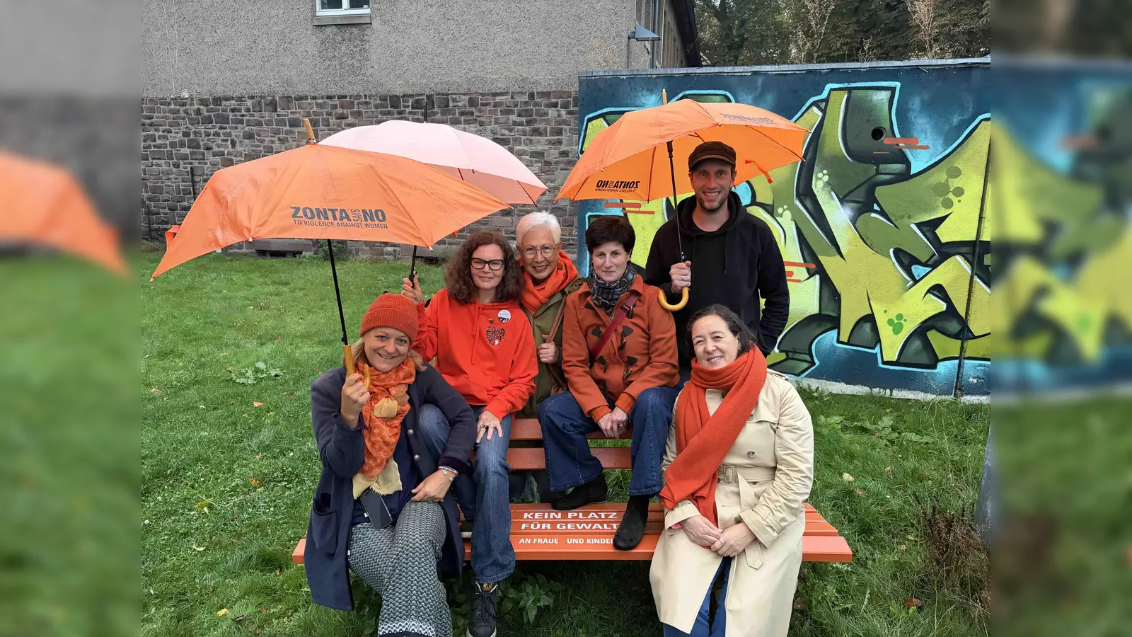  Freuen sich über die orangene Bank vor dem Juzi: Zonta-Mitglieder Leonore von Falkenhausen, Annette Finkeldei, Ana Maria Castro de Linzner, Cecile Droste zu Vischering und Daniela Drescher zusammen mit Sozialarbeiter Peter Kamischke-Funk. (Foto: Barbara Siebrecht)