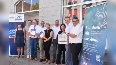 Ruth Koßmann (Förderkreis), Nunzio Ippolito (Chorvorstand Collegium Cantorum), Arndt Jubal Mehring (Komponist und Musikschulleiter Bad Pyrmont), Alexander Käberich (Musikschulleiter Holzminden), Ursula Dworak (Gründungs-Geschäftsführerin), Michael Schünemann (Landrat), Barbara Richter (Geschäftsführerin Förderkreis), Uwe Schünemann (2. Vors. Förderkreis), Folkert Groeneveld (Vorstandschef VR-Bank)  (Foto: Barbara Siebrecht)