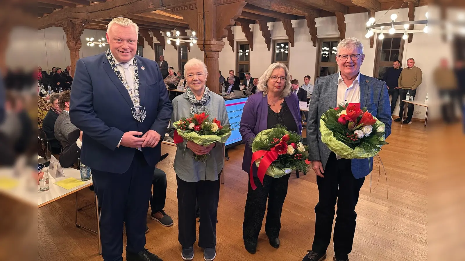 Ehrung für herausragendes ehrenamtliche Engagement in Höxter (v.l.): Bürgermeister Daniel Hartmann, Eva Rüscher, Silvia Drüke und Hermann Nutt. (Foto: Stadt Höxter)