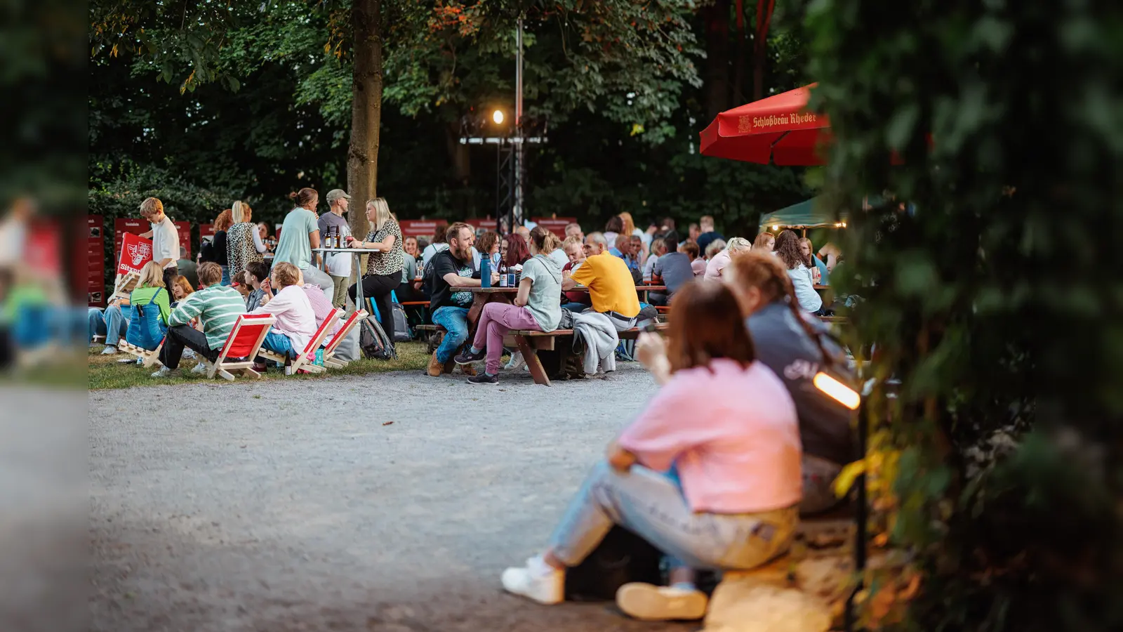 Gemeinsam genießen, anstoßen und den Sommerabend erleben: Der Street-Food-Abend stimmt auf die besondere Nachtvorstellung von Der große Gatsby ein. (Foto: Freilichtbühne Bökendorf e. V. | Björn Leisten)
