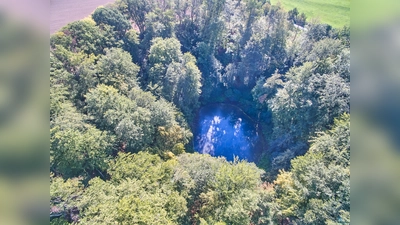 Blick in den rund 60 Meter tiefen Krater des „nassen Wolkenbruchs” bei Trendelburg. So wie bei seinem trockenen Pendant, nur wenige hundert Meter entfernt, handelt es sich hierbei um einen sogenannten Erdfall. (Foto: Stefan Bönning)