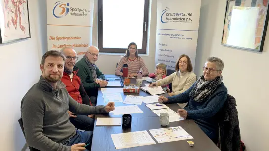 Die Organisatoren vom Kreissportbund Holzminden hoffen auf eine rege Teilnahme an der neuen Aktion „Bewegungspass“ (von links): Steve Sander, Hartmut Kumlehn, Hermann Meyer, Jennifer Janele mit ihrer Tochter, Irmgard Schrader und Hannah Kumlehn. (Foto: Kreissportbund Holzminden)
