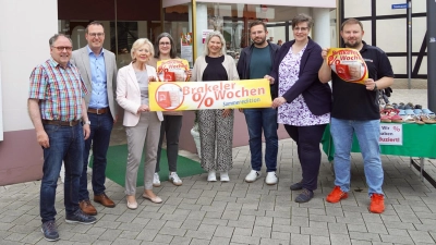 Der Werbering weist auf die Aktion hin (v.l.): Rainer Schäfers, Alexander Kleinschmidt, Ursula Cordes, Verena Tensi, Sandra Kremeier, Henrik Schünemann, Simone Schulz-Meyer und Markus Härmens. (Foto: Stadt Brakel)