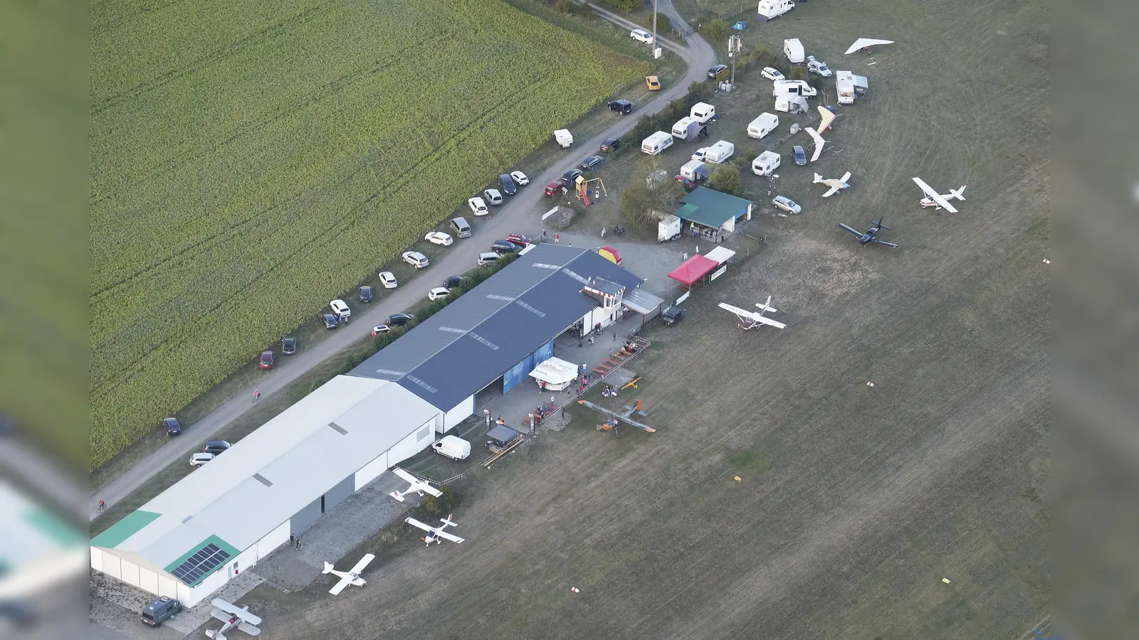 Der Flugplatz Hölleberg aus der Vogelperspektive kurz vor Betriebsschluss am Samstagabend. Die meisten Gäste waren nach Hause gegangen, nur noch Piloten und Bodencrew genossen die Ruhe nach einem langen Flugtag. (Foto: Stefan Bönning)
