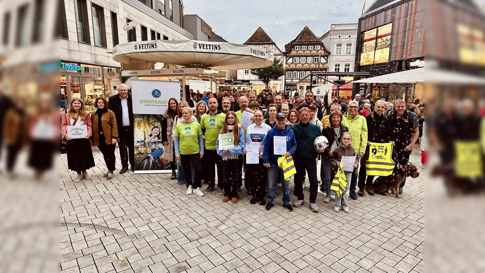 Mobilitätsbeauftragte Karolin Bludau, Klimaschutzbeauftragte Katharina Koßmann und Bürgermeister Daniel Hartmann (v.l.) ehren die Teilnehmerinnen und Teilnehmer des diesjährigen Stadtradelns in Höxter.  (Foto: Stadt Höxter)