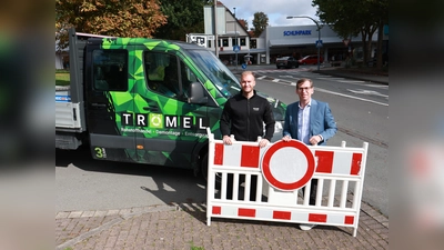 Jeremy Schuster (links) von der Trömel Recycling GmbH und Bürgermeister Tobias Scherf vor einem der Punkte, an dem die LKW und Sprinter der Trömel Recycling GmbH den Festzug sichern werden. (Foto: Stadt Warburg)