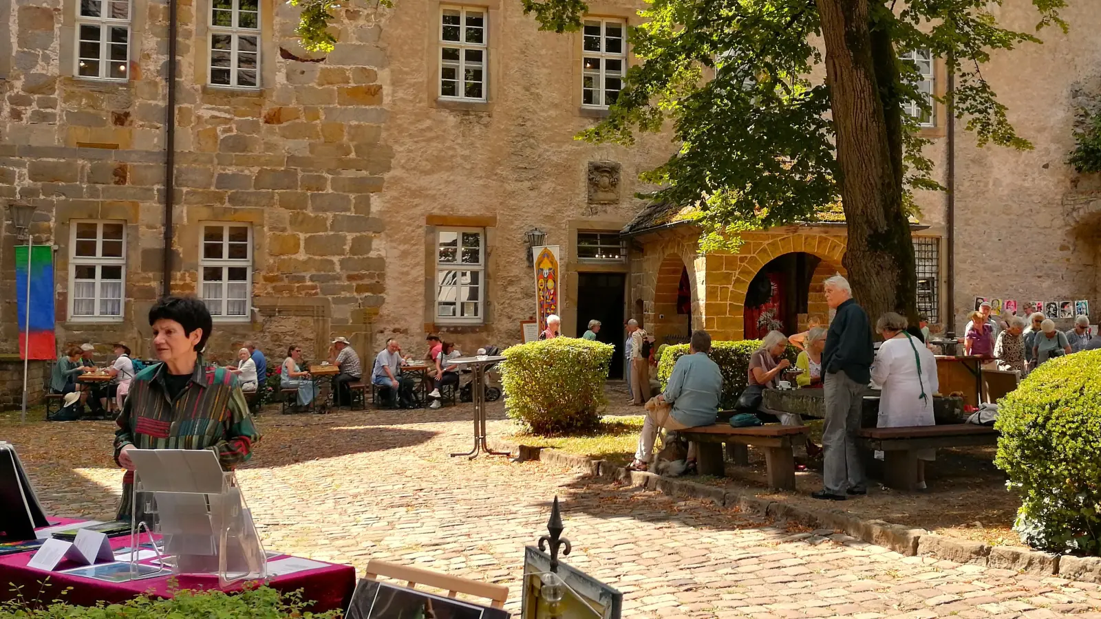 Künstler und Besucher genießen das besondere Ambiente im Burghof. (Foto: Doris Dietrich)